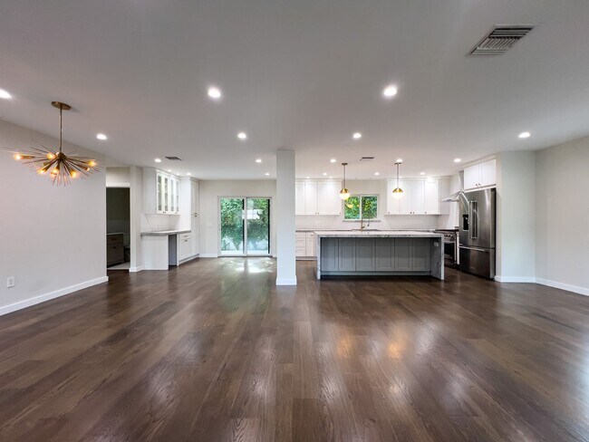 Building Photo - Pretigious 3Br Home in Valley Glen!