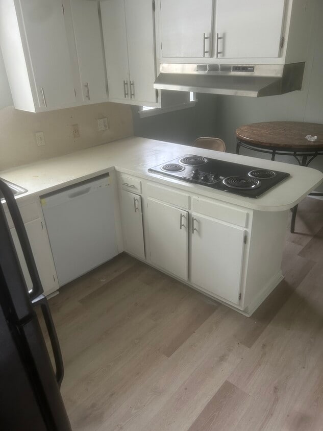stove area in kitchen - 1835 N Alameda Dr