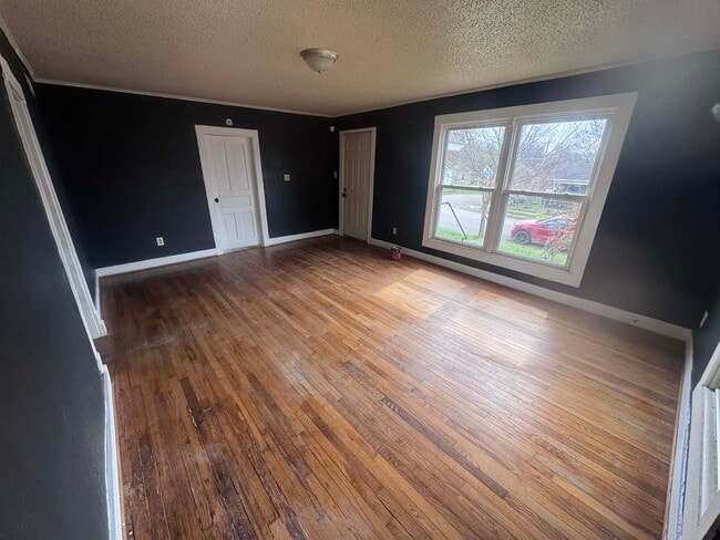 Building Photo - Knoxville 37917 - 2 bedroom, 1 bath home - Contact Lisa Vineyard and Shannon Russell (865) 216-9334