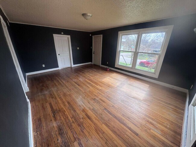 Foto del edificio - Knoxville 37917 - 2 bedroom, 1 bath home - Contact Lisa Vineyard and Shannon Russell (865) 216-9334