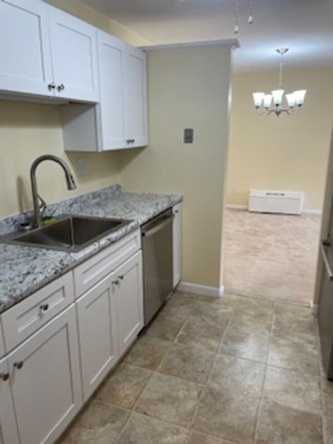 Building Photo - Oversized 2 bedroom unit in prime location