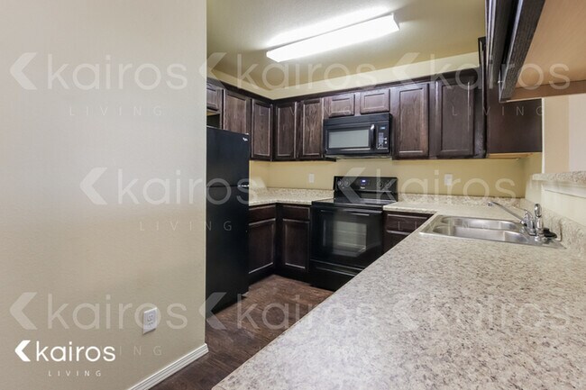 Building Photo - 5005 Thomas Street Unit B