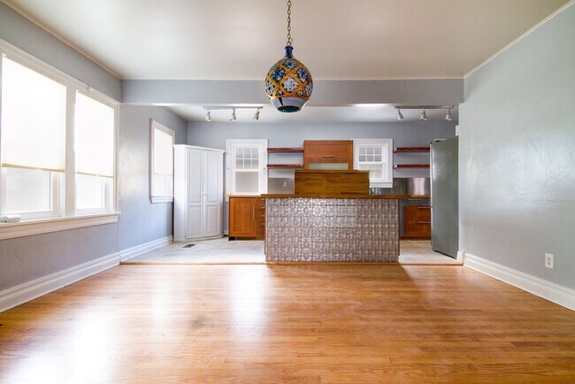 Foto del edificio - 2 Bed 1 Bath Detached 2 Car Garage in Denn...