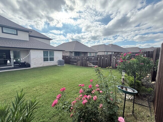 Building Photo - 2024 Wilsons Warbler Dr