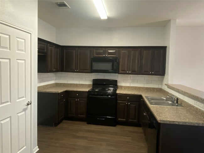 Building Photo - 3151 Roe Dr