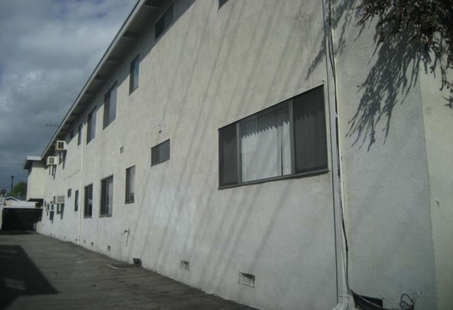 Building Photo - 12631 Vanowen St