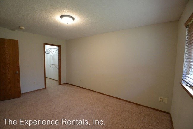 Building Photo - 1209 E Plum Creek Rd