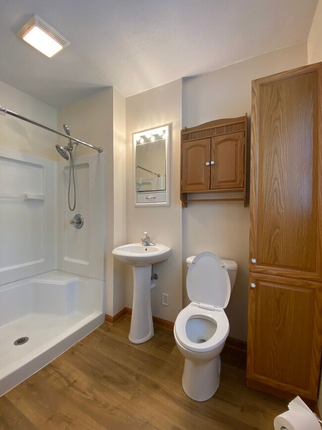Building Photo - 1 Bedroom Apartment with ALL appliances