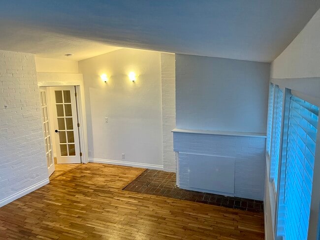 Living room - 990 W 18th Ave