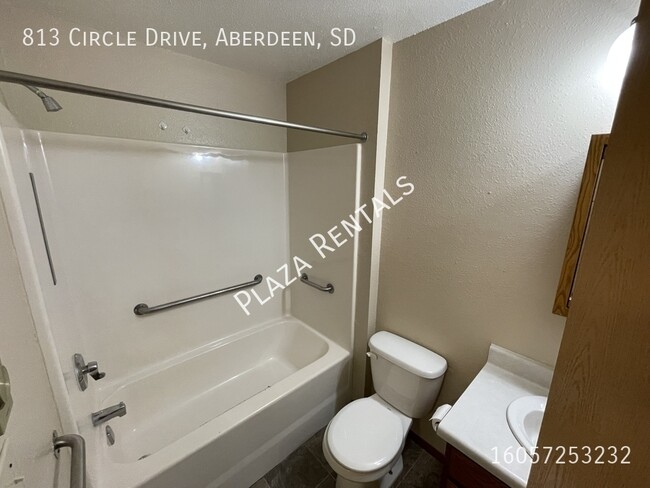 Building Photo - 213 13th Ave E