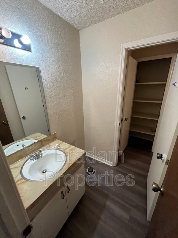 Foto del edificio - 5979 E 25th Pl