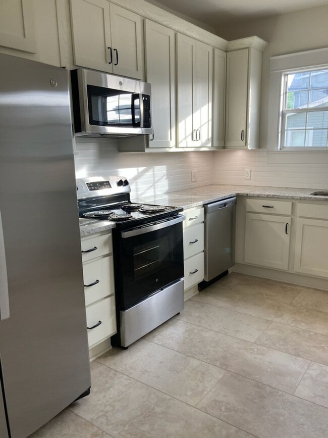Building Photo - Maryville 37804 - COMING SOON! 1 bath stud...