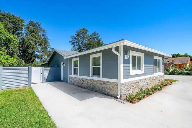 Building Photo - 611 Davis Rd