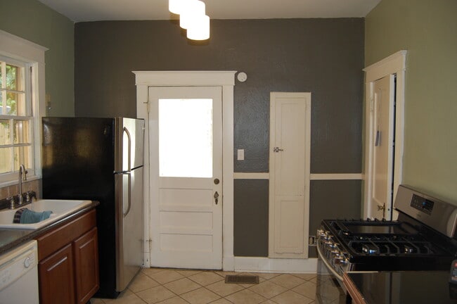 Foto del edificio - 696 Dickinson St