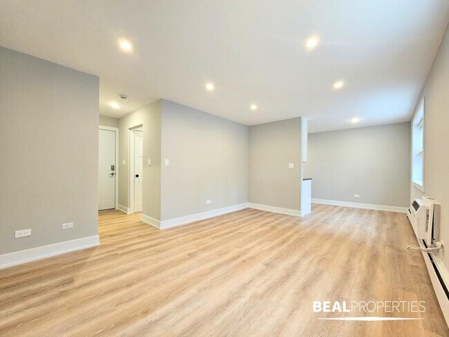 Foto del edificio - 0 bedroom in CHICAGO IL 60657