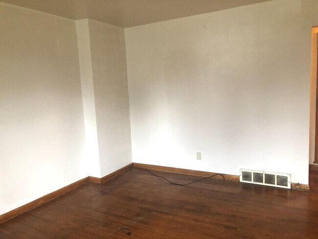 Building Photo - 990 Bellevue Ave