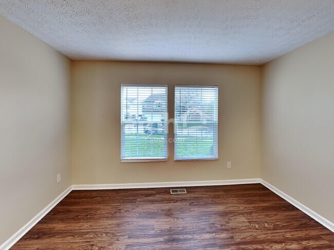 Foto del edificio - 4024 Walnut Crossing Dr