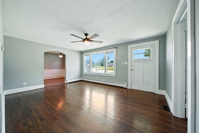 Foto del edificio - Charming 3 bed /2 bath Bungalow on Spacious Corner Lot