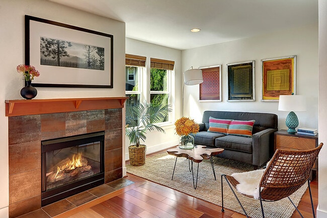 Building Photo - Gorgeous Townhouse in Green-Lake Community