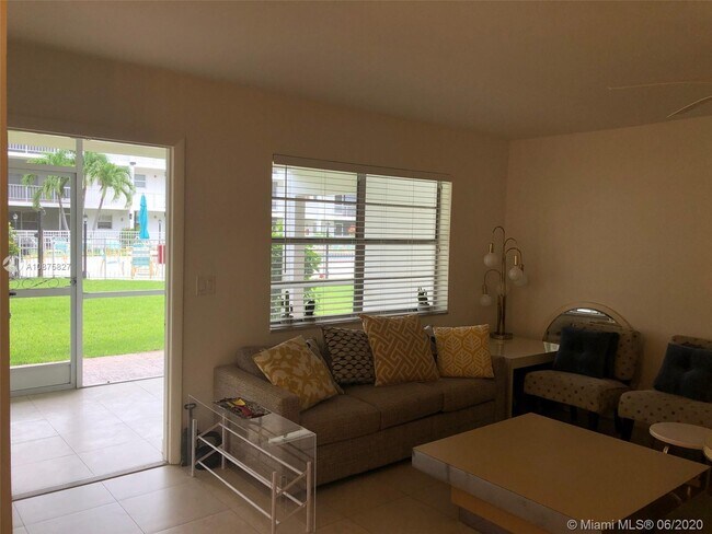 Building Photo - 580 Egret Dr