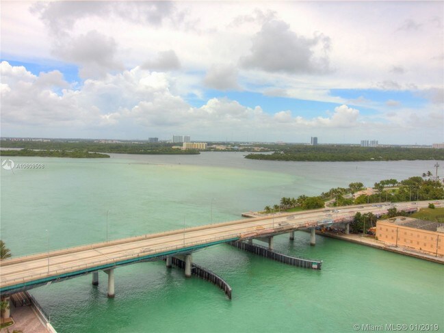 Foto del edificio - 10295 Collins Ave