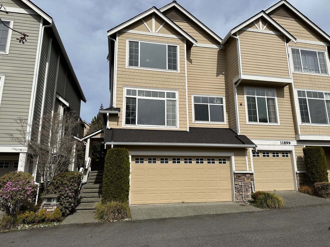Foto principal - Beautiful Downtown Bellevue 3bd 2.5Bath La...