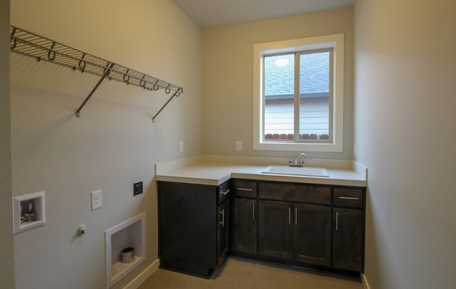 Building Photo - Beautiful 3 Bedroom 2.5 Bathroom with Prim...