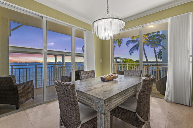 Foto del edificio - 275 NW Flagler Ave