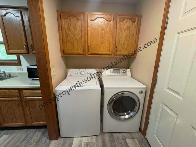 Foto del edificio - Bright & Spacious 3 Bed / 2 Bath Home in Town!