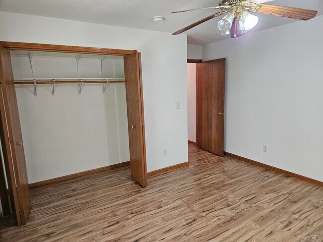 Foto del edificio - 217 E Center St