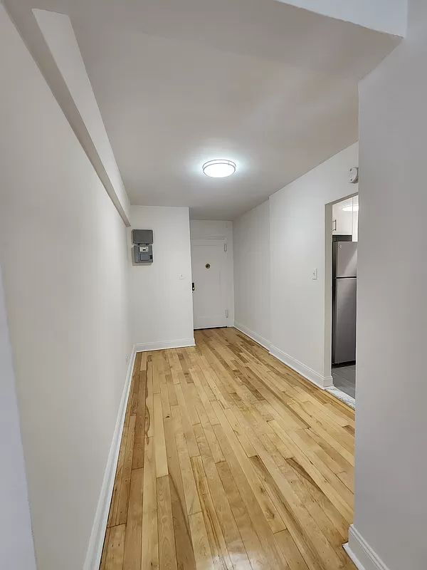 Building Photo - "Charming 1-Bed Oasis in Jackson Heights: 800 Sq. Ft. with Beautiful Hardwood Floors!"