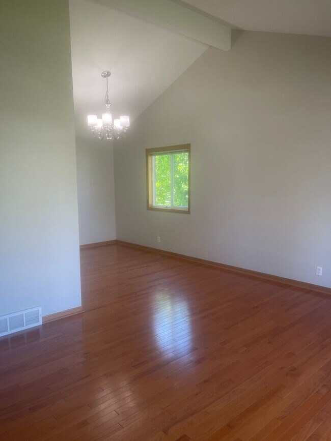 Building Photo - Welcome Home! Charming 3 Bed, 2 Bath House...