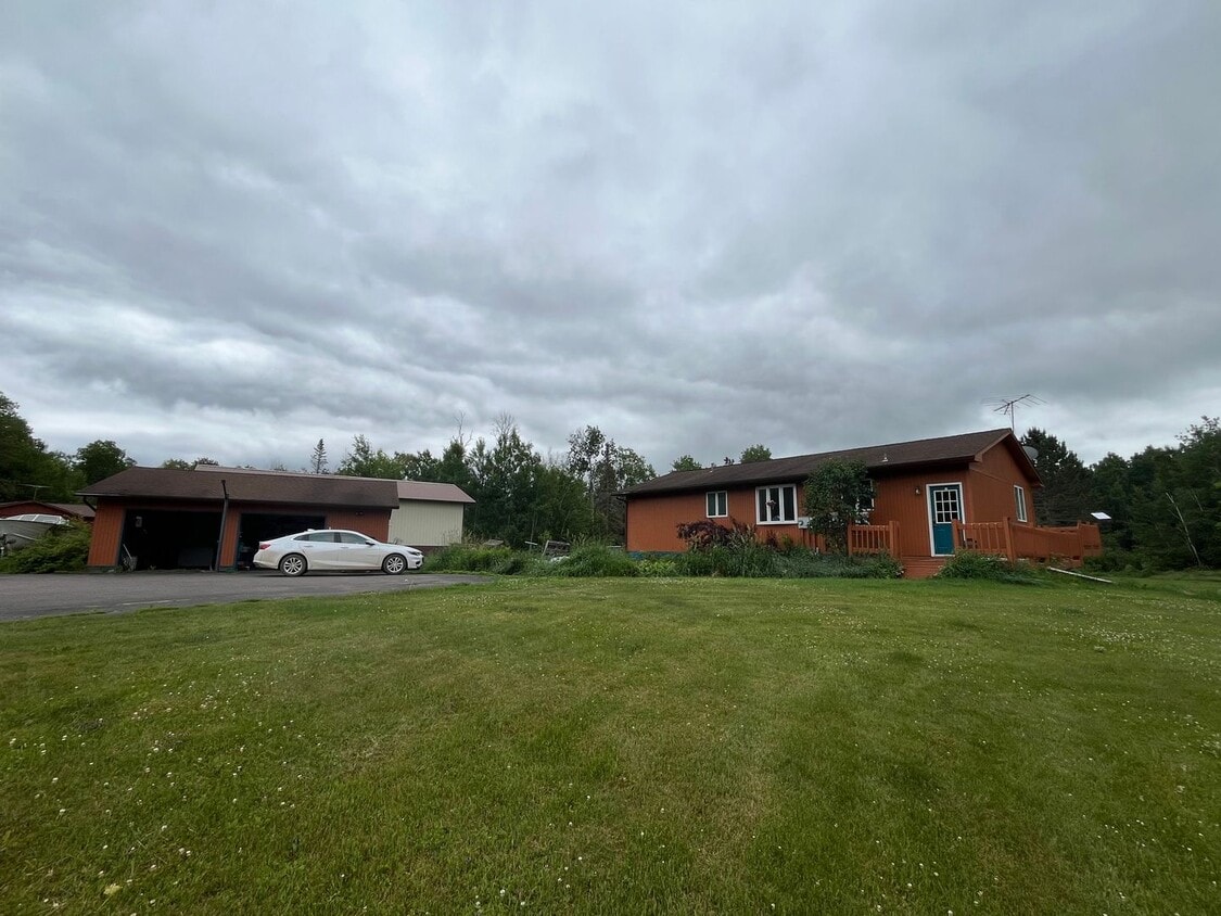 Foto principal - Beautiful 3 Bedroom / 2 Bath on 7 Acres!
