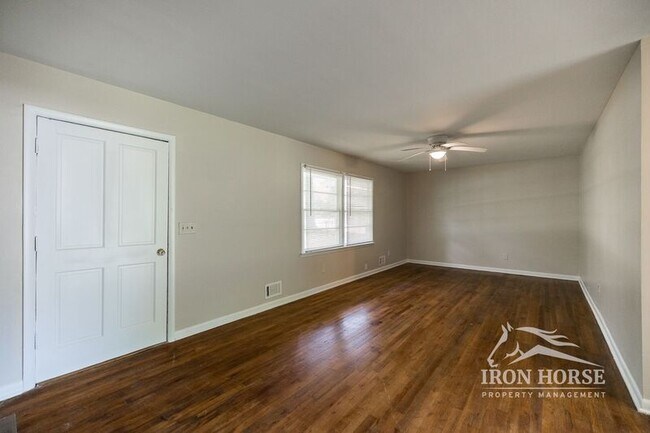 Foto del edificio - 55 Caroline Ave