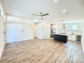 Building Photo - 127 S Santa Rosa St