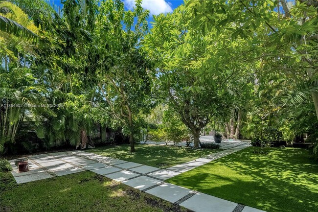 Building Photo - 1111 N Venetian Dr