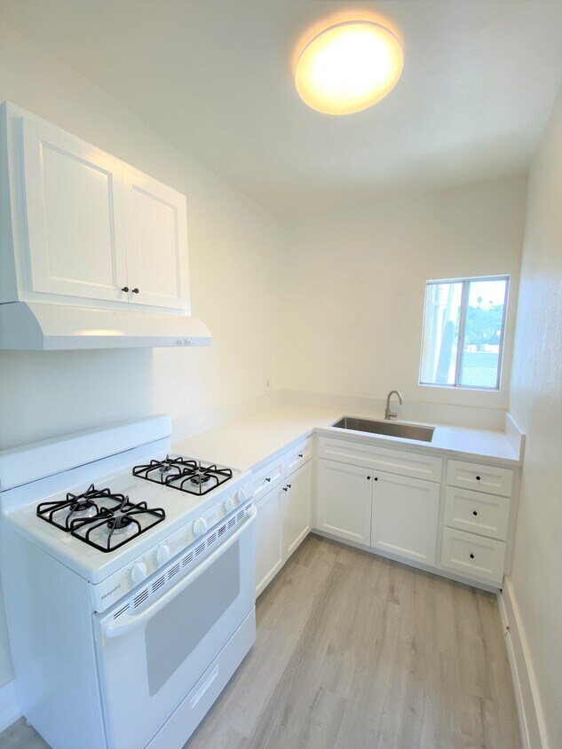 Kitchen - 242 S Toluca St