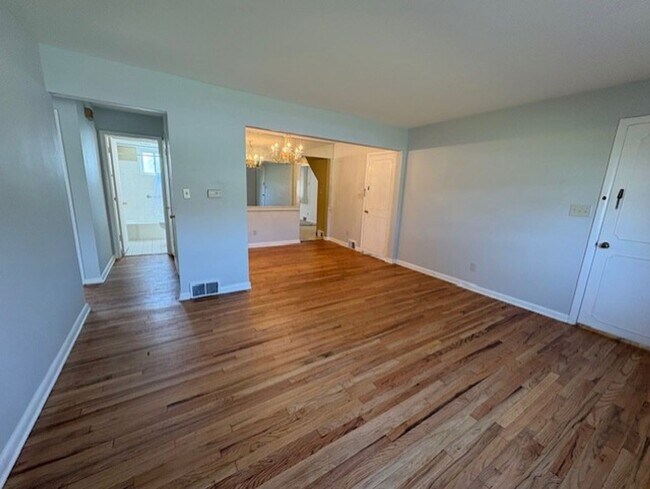 Foto del edificio - 1724-1726 Tanglewood Dr Akron OH 44313 MFH2 .PW .T1