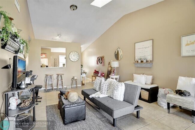 Foto del edificio - 2551 NW 56th Ave