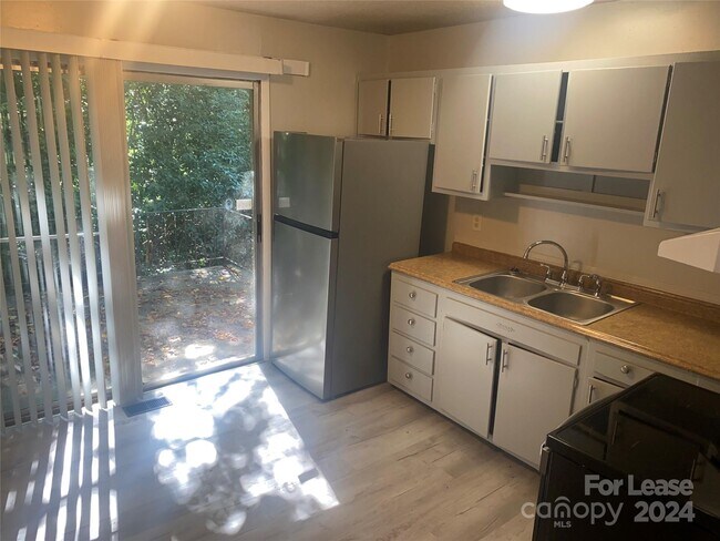 Foto del edificio - 611 Blendwood Dr