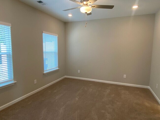 Foto del edificio - Spacious End Unit Townhome in Blakeney Com...