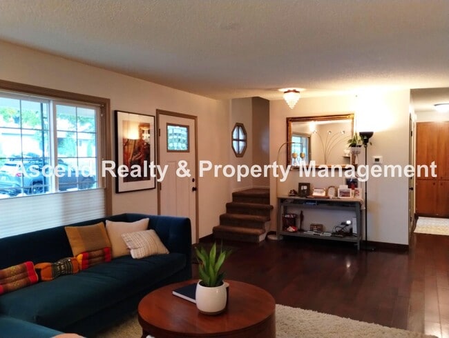 Building Photo - Ideal Hillsboro Location 2 Level Home with...