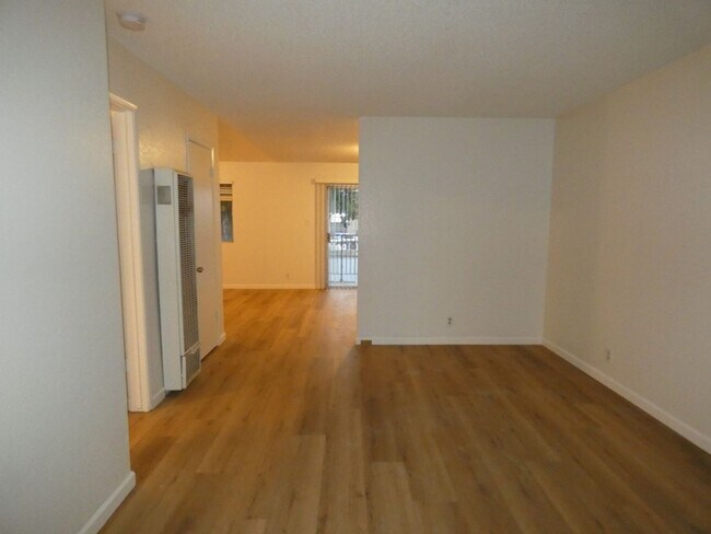 Building Photo - One Bedroom Apartment in Santa Maria