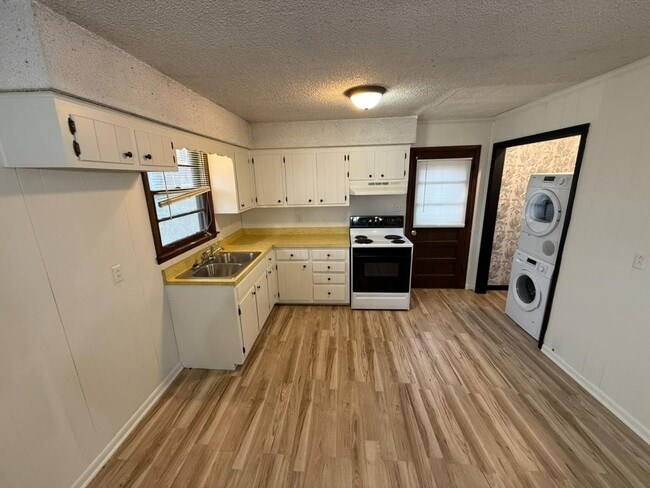Building Photo - 556 Singer Dr