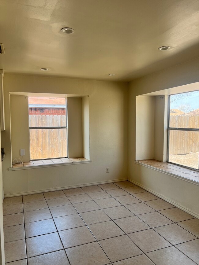 Building Photo - 1555 Nogalitos St