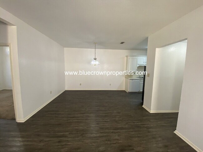 Foto del edificio - 10307 Lone Pine Ln