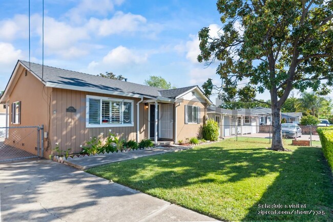Building Photo - 3534 E Hills Dr