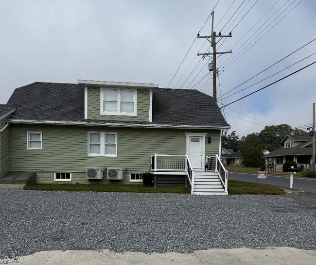Building Photo - 1704 Buchanan Trail E