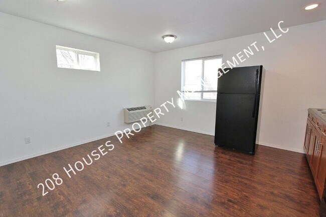 Building Photo - Affordable Single-Level Unit