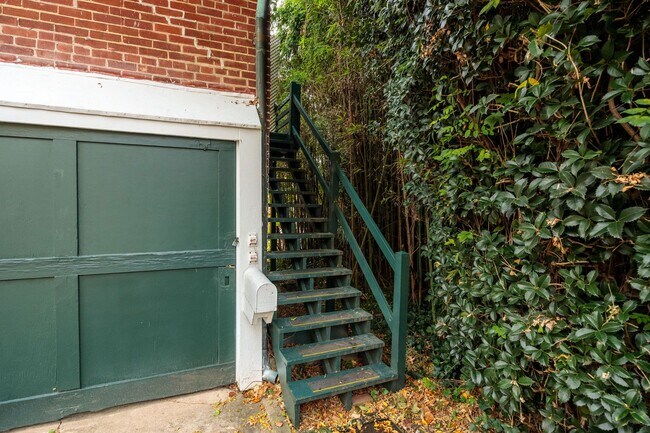 Foto del edificio - Quaint 1 Bedroom/1 Bathroom Cottage Style Apartment in Richmond ***Available NOW***